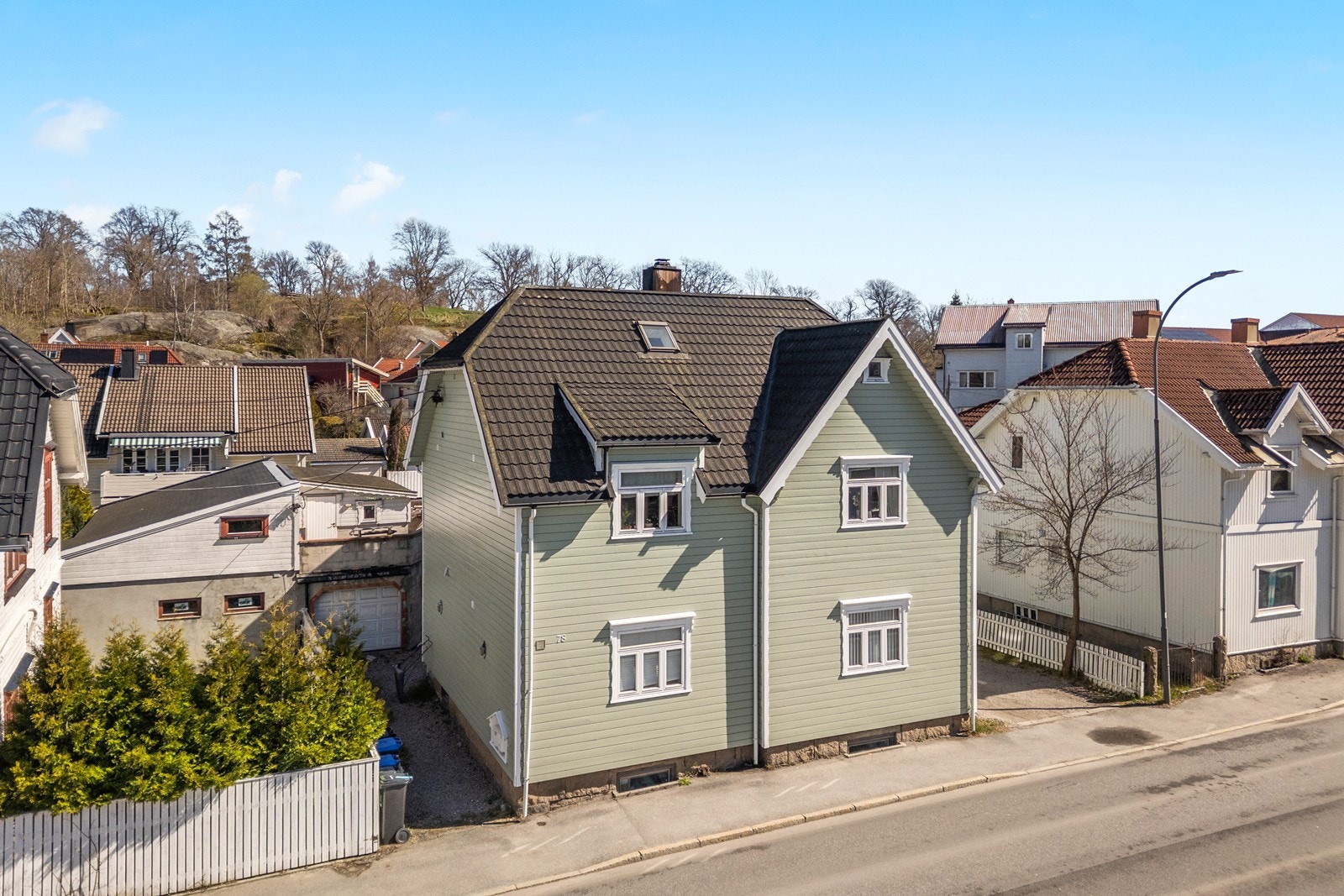 Boligen er oppført i 1910 og har tak tekket med steinbelagte stålplater Galleribilde