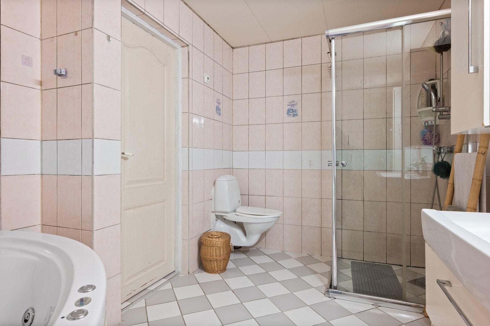 Badet har flislagte overflater, elektriske varmekabler i gulvet og et separat dusjhjørne. Galleribilde