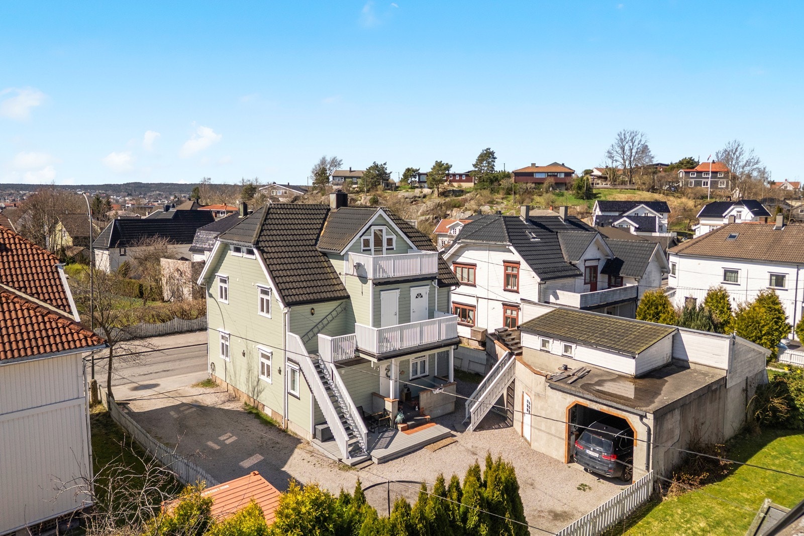 Eiendommen inkluderer en garasjebygning med to biloppstillingsplasser og et innredet rom i andre etasje. Galleribilde