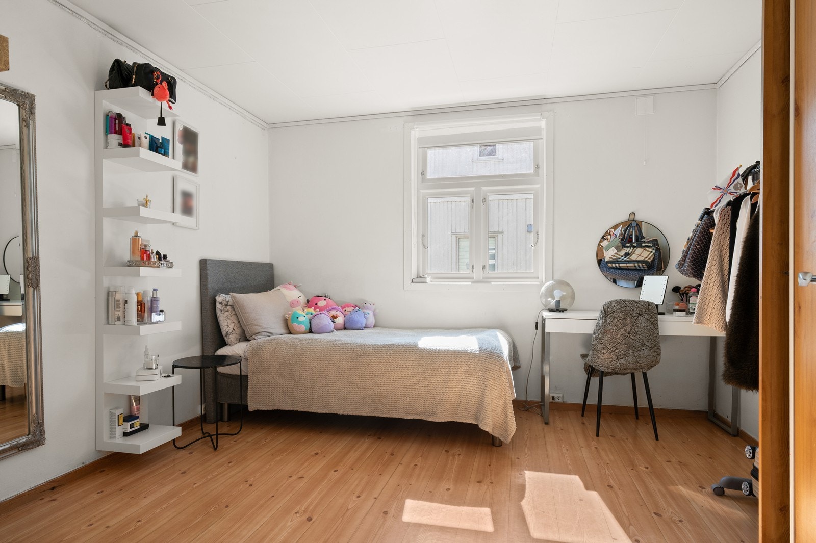 Også dette soverommet har skyvedørsgarderobe og god plass. Galleribilde