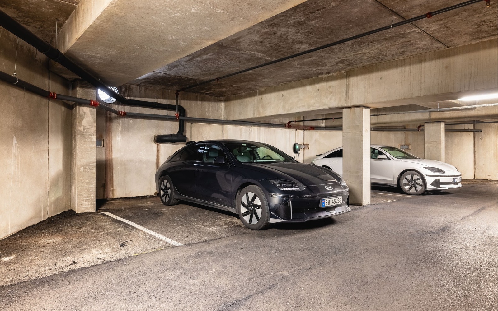 - Det medfølger fast parkeringsplass i garasjeanlegg samt hele tre eksterne boder - Galleribilde