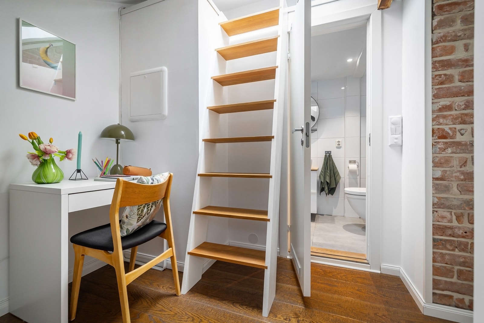 Trapp opp til hems i disponibelt rom Galleribilde