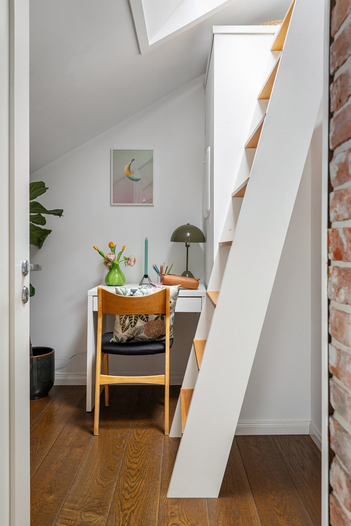 Innredet rom med stige opp til hems Galleribilde