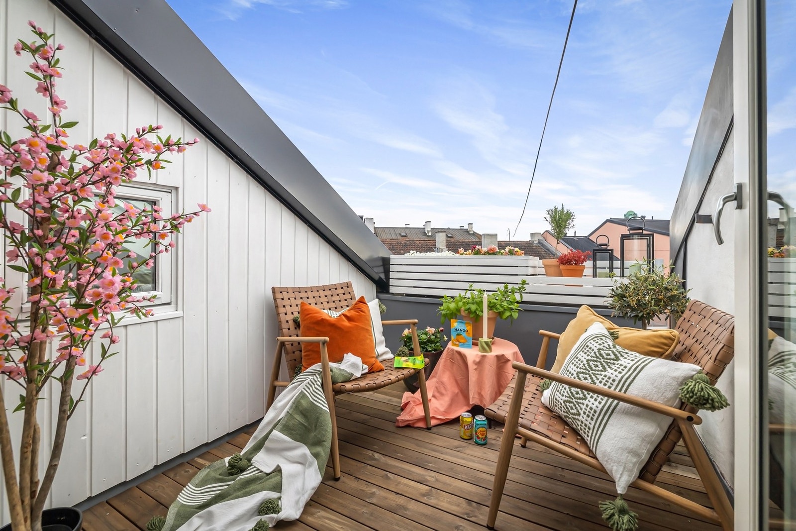 Takterrassen byr på gode solforhold. Her kan man nyte sene sommerkvelder i ro og fred Galleribilde