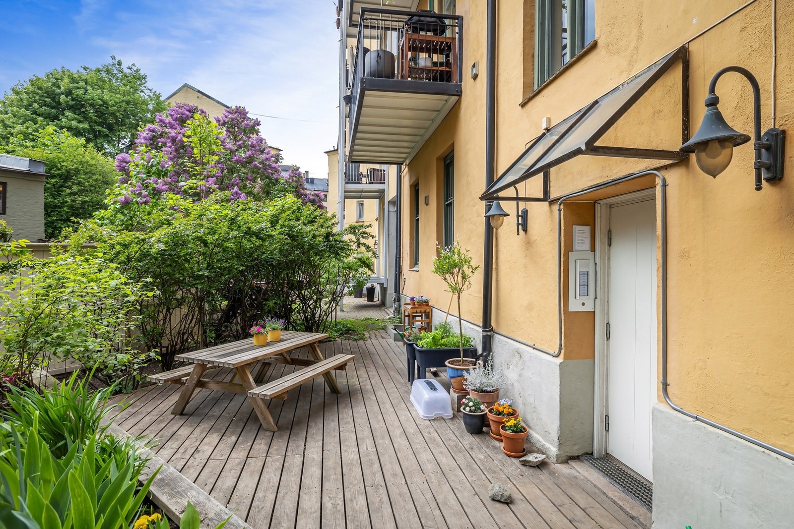 Bakgården er pent opparbeidet Galleribilde
