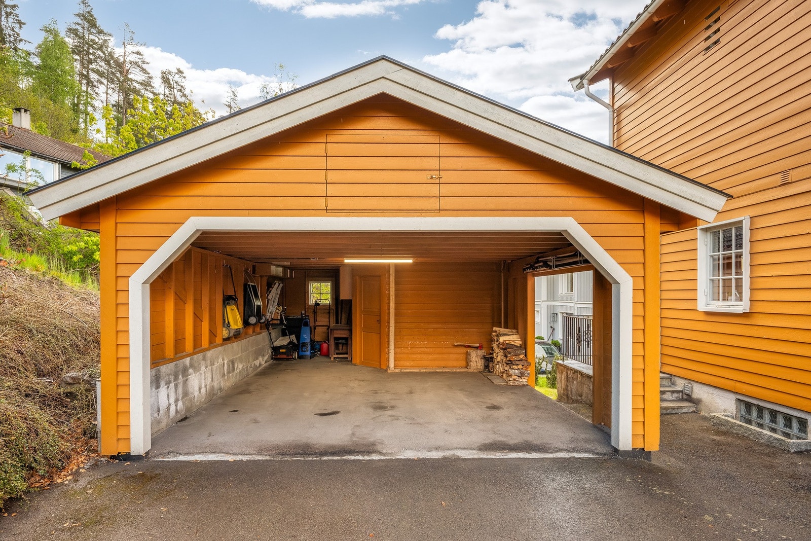 Romslig carport med plass til to biler samt praktisk tilhørende bod. Galleribilde