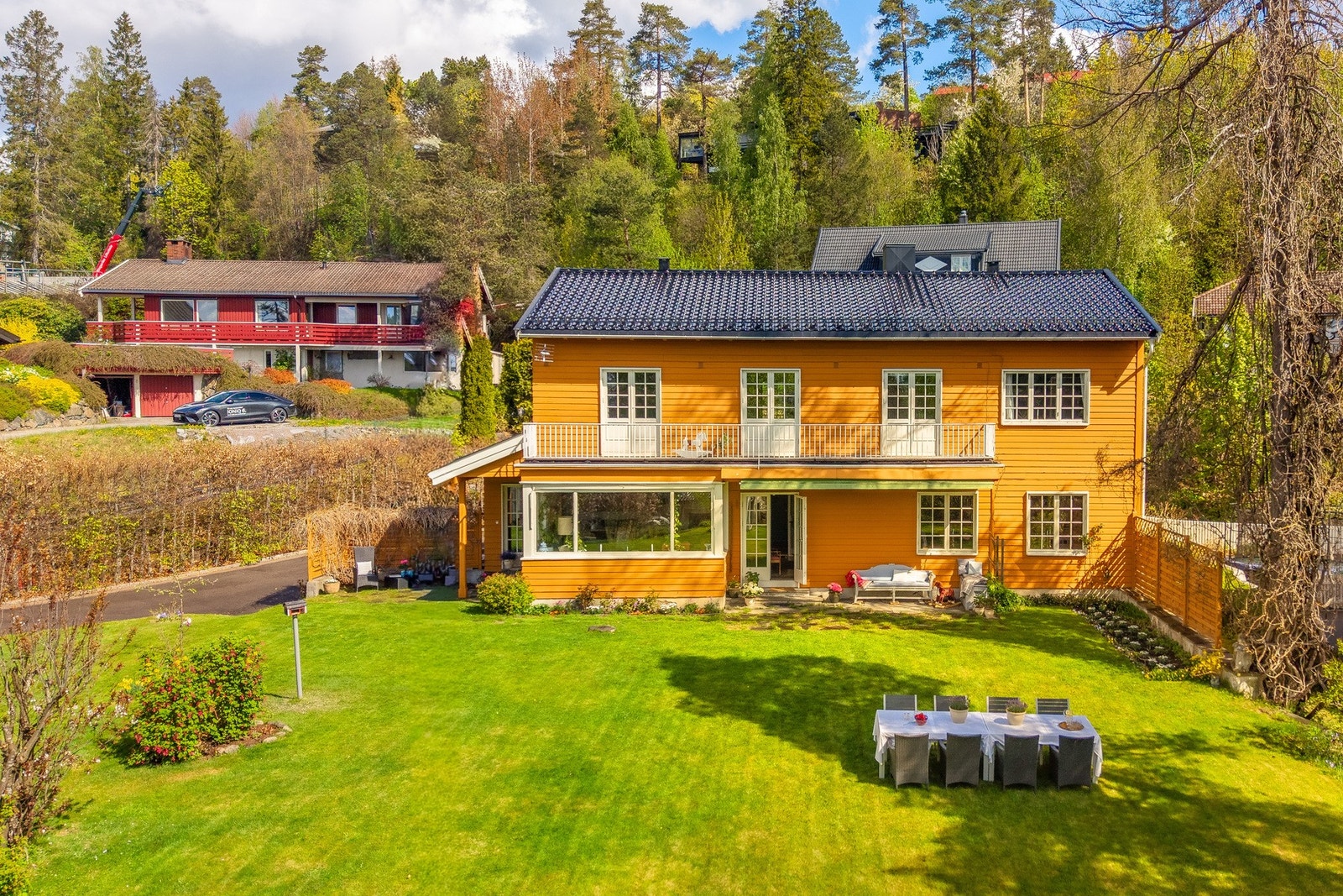 Boligen ligger skjermet og tilbaketrukket med flotte uteområder som inviterer til både lek, avslapning og hyggelige sammenkomster. Galleribilde