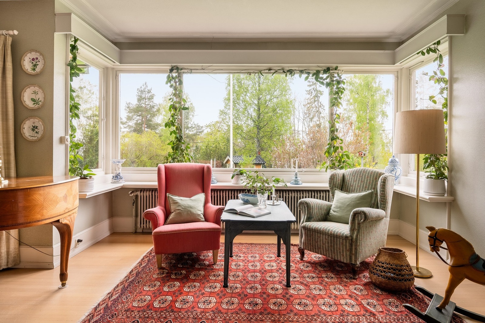 Store vindusflater bidrar til rikelig med naturlig lysinnslipp. Galleribilde