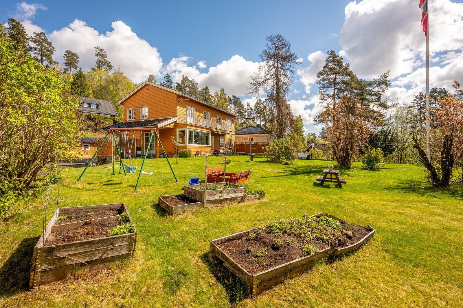 Stor og solrik tomt på over ett mål med flotte uteområder for hele familien. Galleribilde