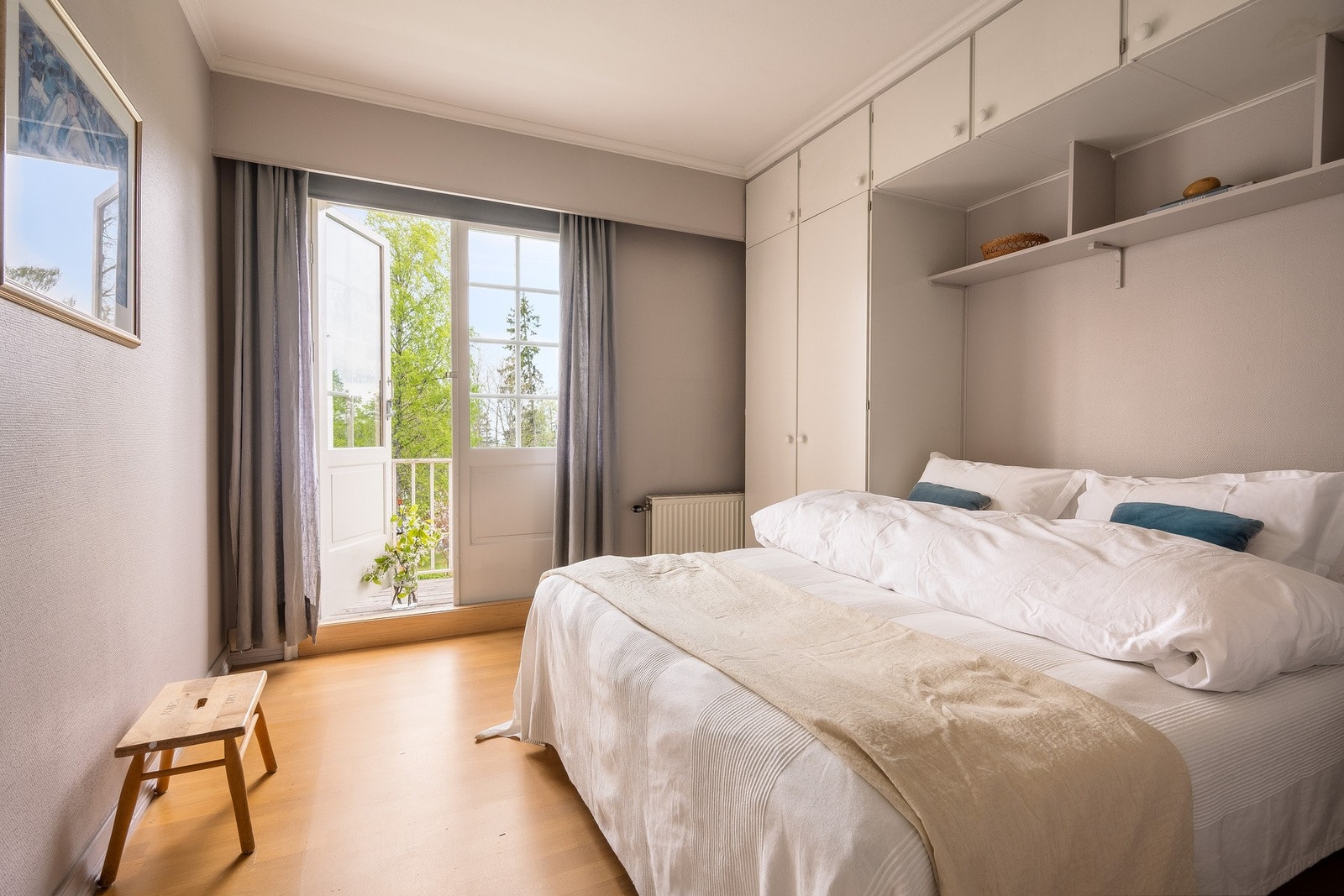 Soverom 4 med plassbygd garderobe. Galleribilde