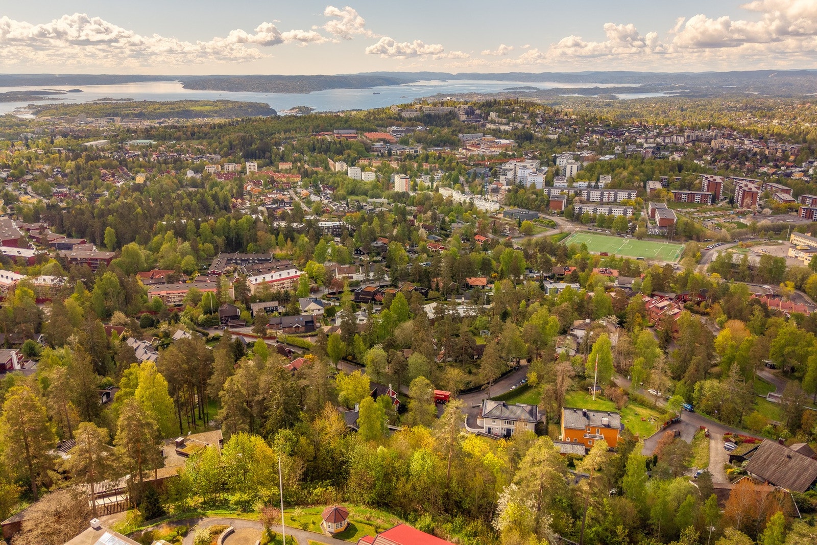 Barnevennlig beliggenhet som kombinerer frisk luft, skog og nærhet til byen. Galleribilde