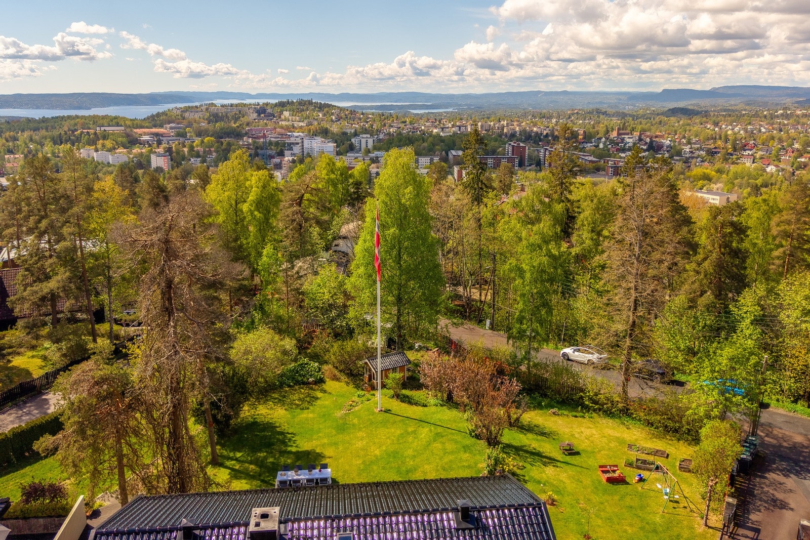 Kjøper gis opsjon på kjøp av tomt på 1 182 m² i forkant av eiendommen. Galleribilde