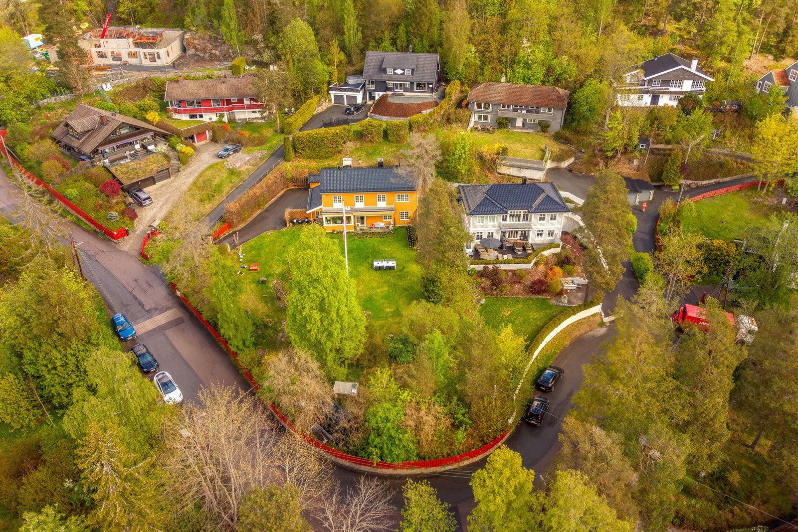 Kjøper gis opsjon på kjøp av tomt på 1 182 m² i forkant av eiendommen. Galleribilde