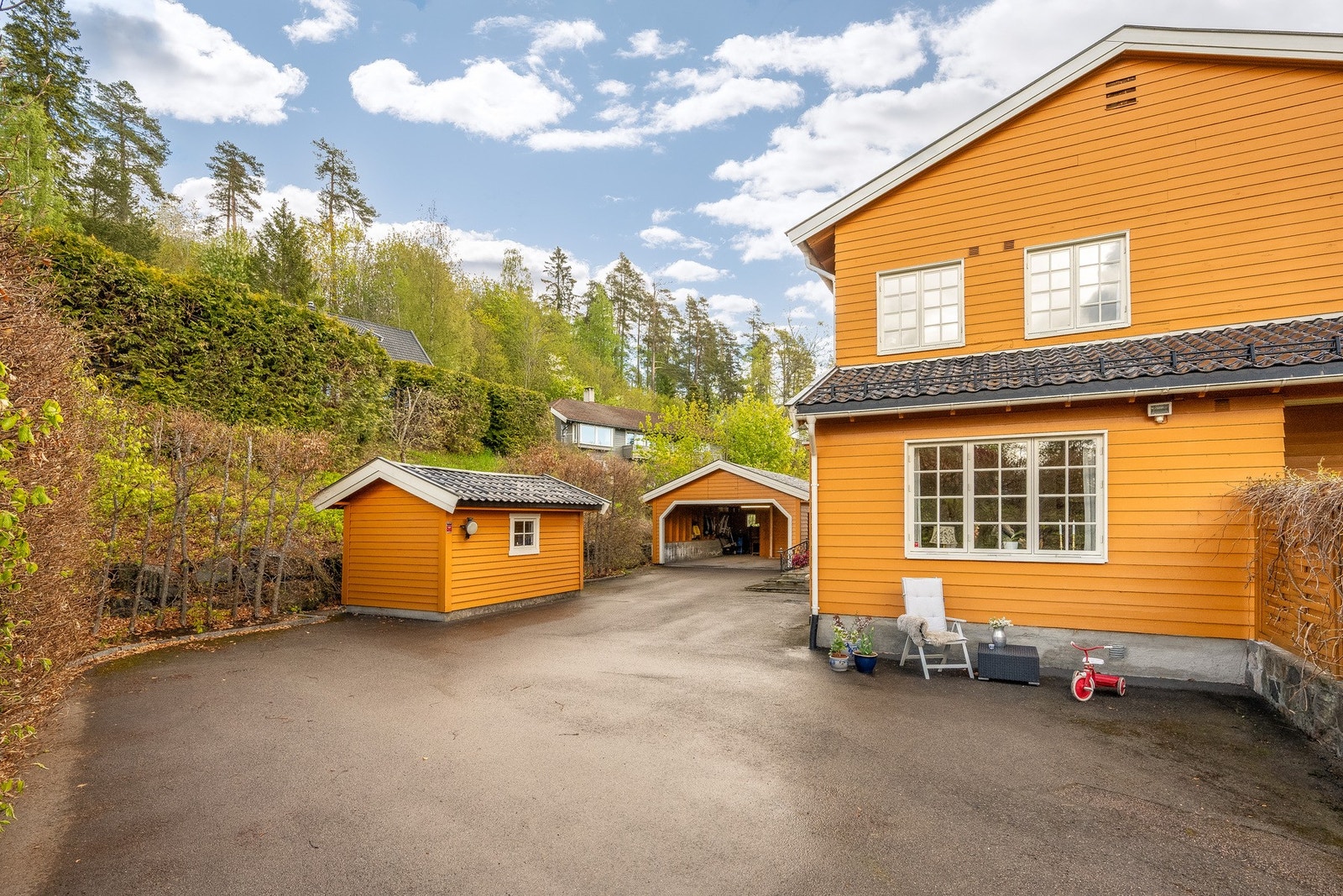 Romslig gårdsplass med svært gode parkeringsmuligheter for flere biler. Galleribilde