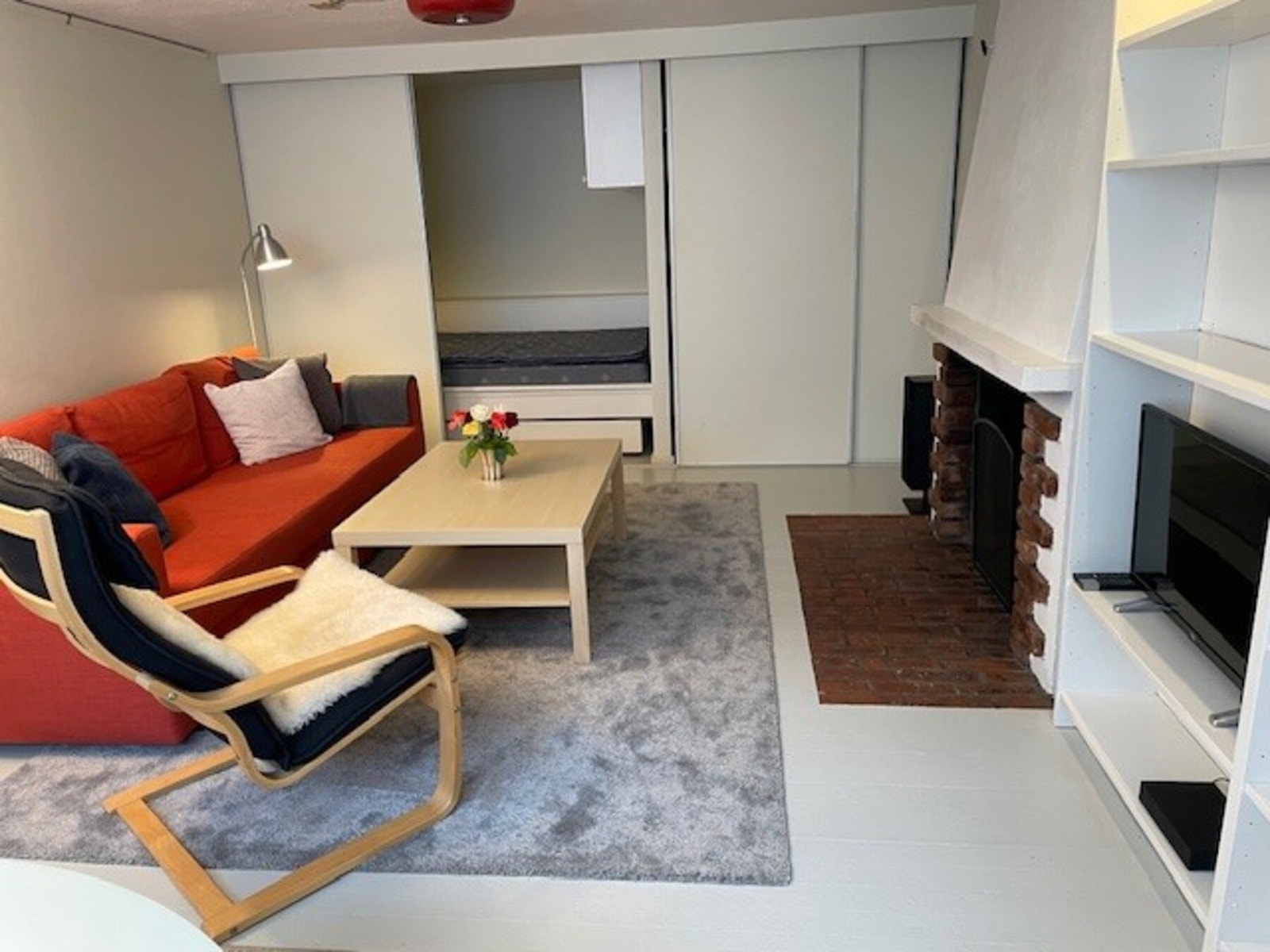 Separat del i underetasjen. Den innredede delen har egen inngang og gjennomgang til hoveddel (privat bilde). Galleribilde