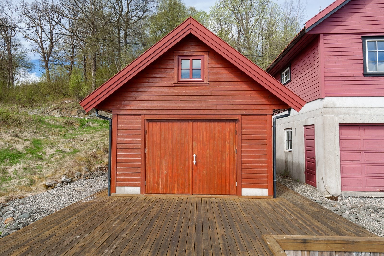 Det er også sideinngang til naustet Galleribilde