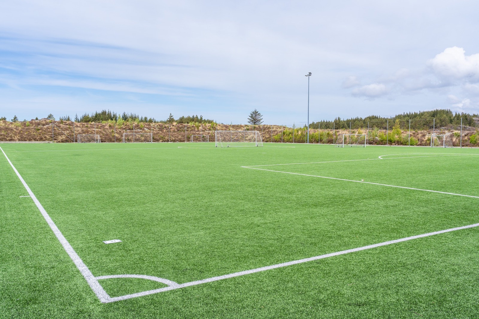 Nabolaget er veletablert med mye barn, og i nabolaget finner vi en ballbinge som kan benyttes av beboerne. Galleribilde