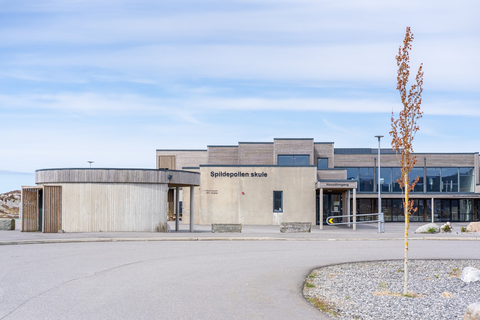 Her ligger også skolen, samt Spildepollen Sykkelpark og Spildahallen. Galleribilde