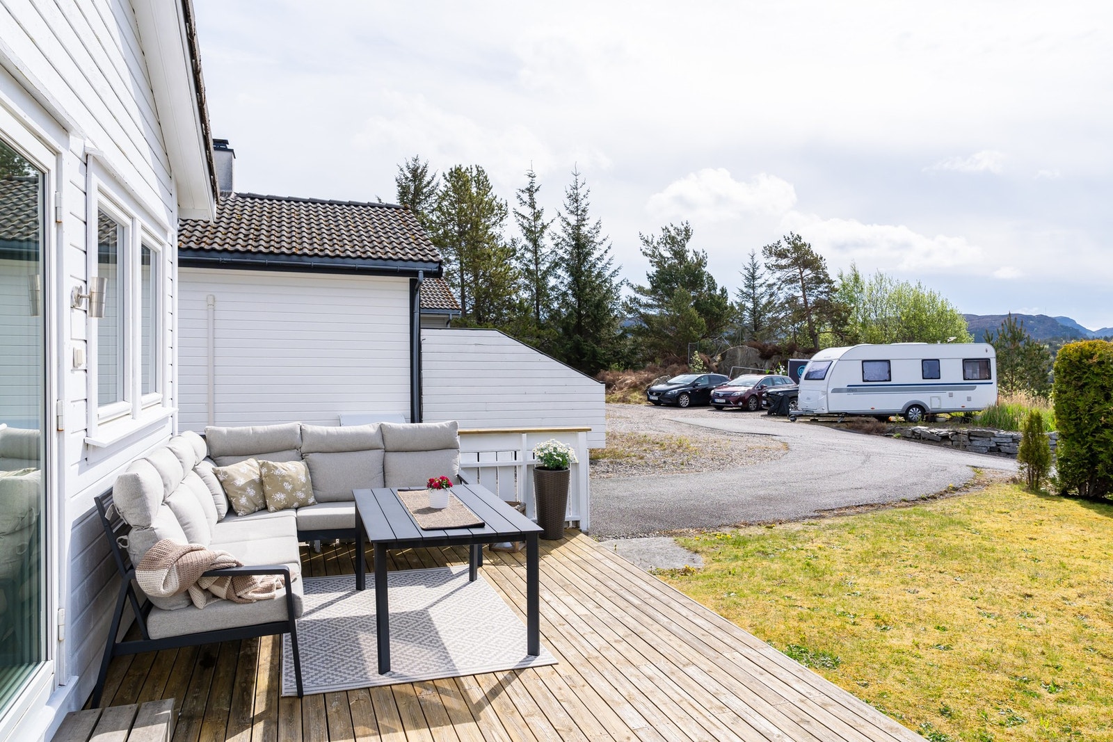 Terrassen måles til hele 38,8 kvm. med god plass til å innrede med hagemøbler og gode solforhold. Galleribilde
