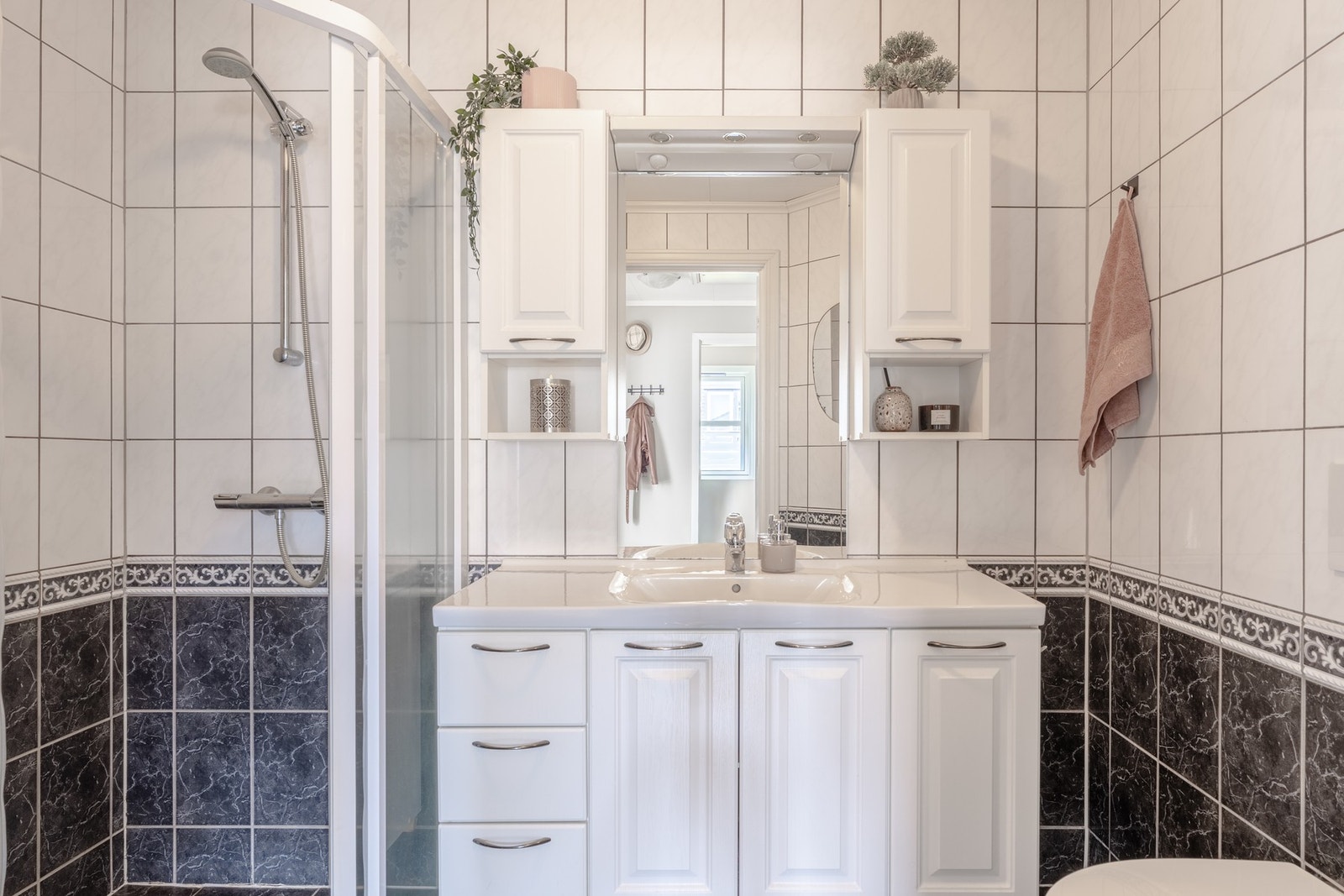 Badet måles til 4,8 kvm. og er helfliset med underliggende varmekabler. Galleribilde