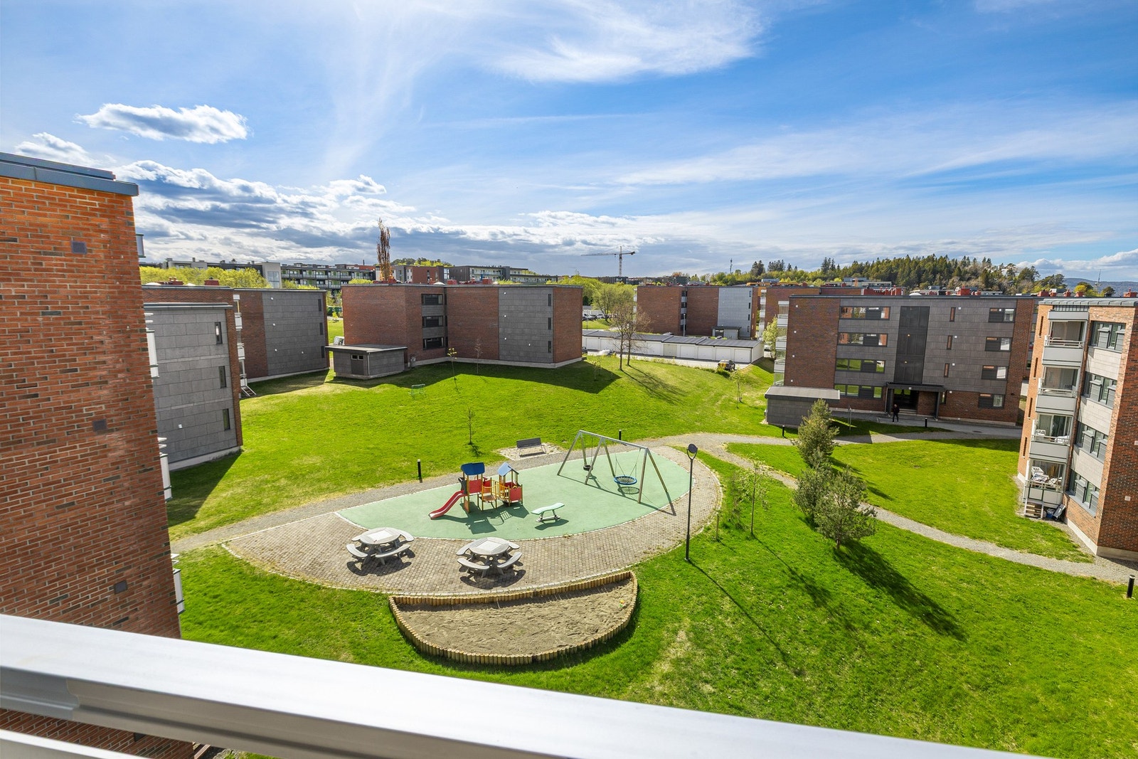 Leiligheten må sies å ha en av de bedre beliggenhetene i borettslaget, med usjenert plassering i 4. etasje og flott utsikt mot grøntarealene. Galleribilde