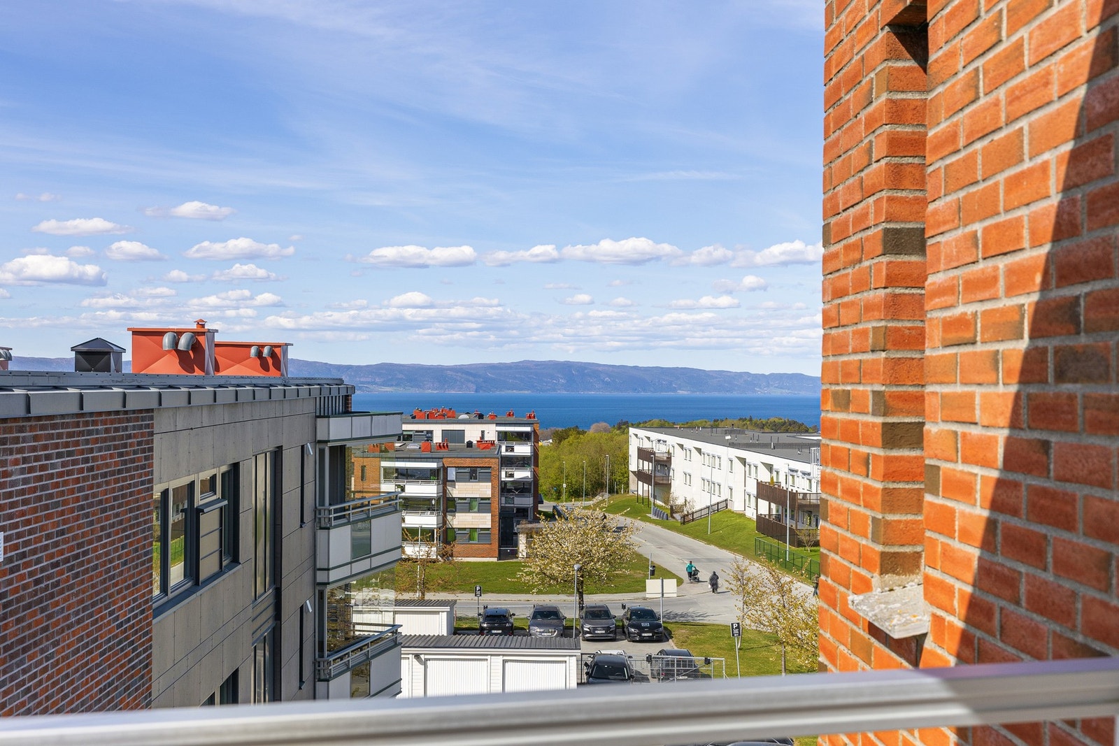 Fra balkongen har du også en fin utsikt mot Trondheimsfjorden og Fosenalpene. Galleribilde