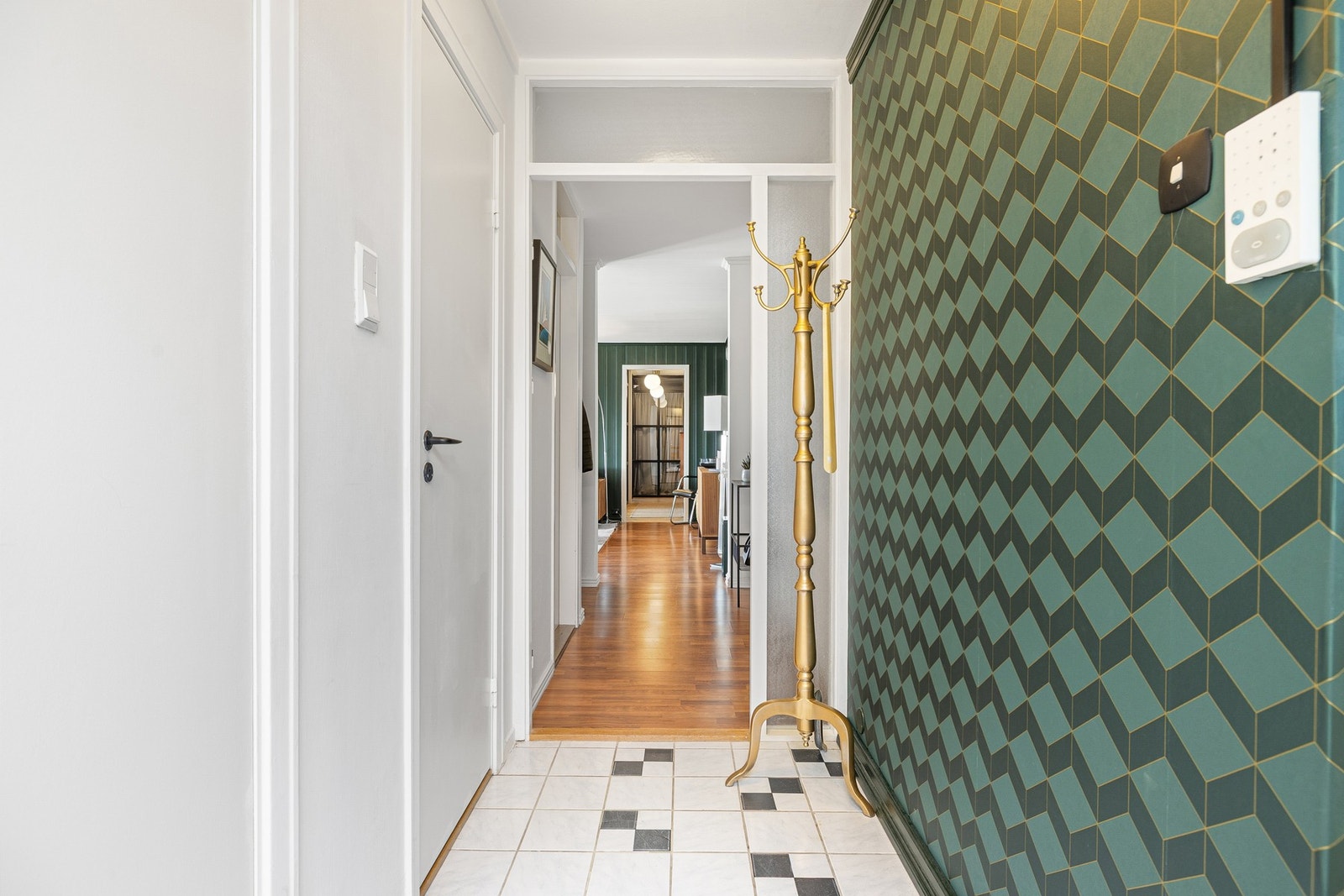 Videre ned gang mot inngangspartiet finner du leilighetens bad og separate toalettrom. Galleribilde