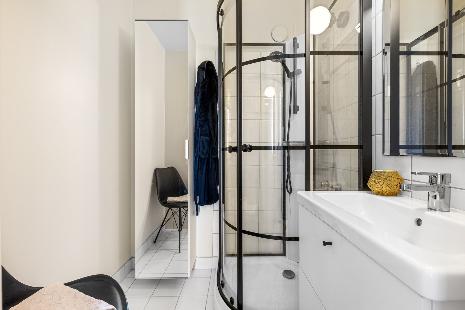 Badet har moderne innredning med god oppbevaringsplass i høyskap og servantskap. Dusjkabinett med direkte avrenning til sluk. Galleribilde