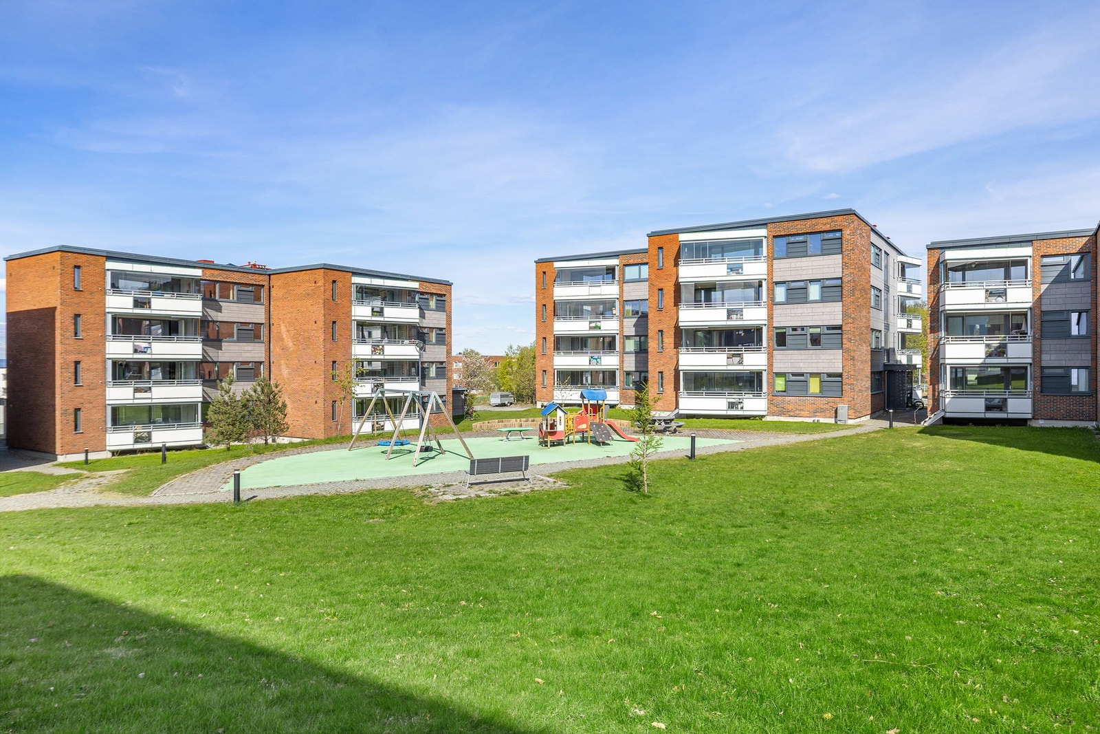 Fasade. Her har du parkering til 2 faste biler og til enhver tid 3 gjestebiler. Mulighet for elbillading på plassene. Galleribilde