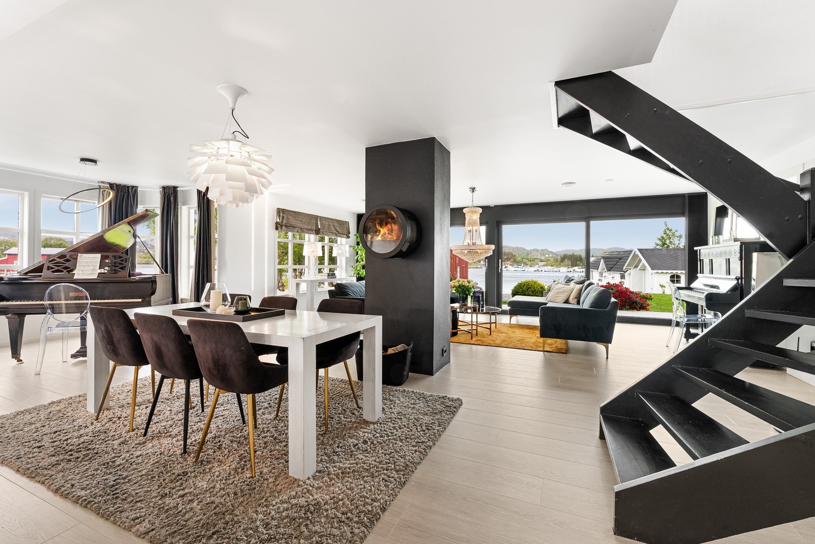 Stue med fantastisk utsikt over eiendommen og egen strandlinje. Galleribilde