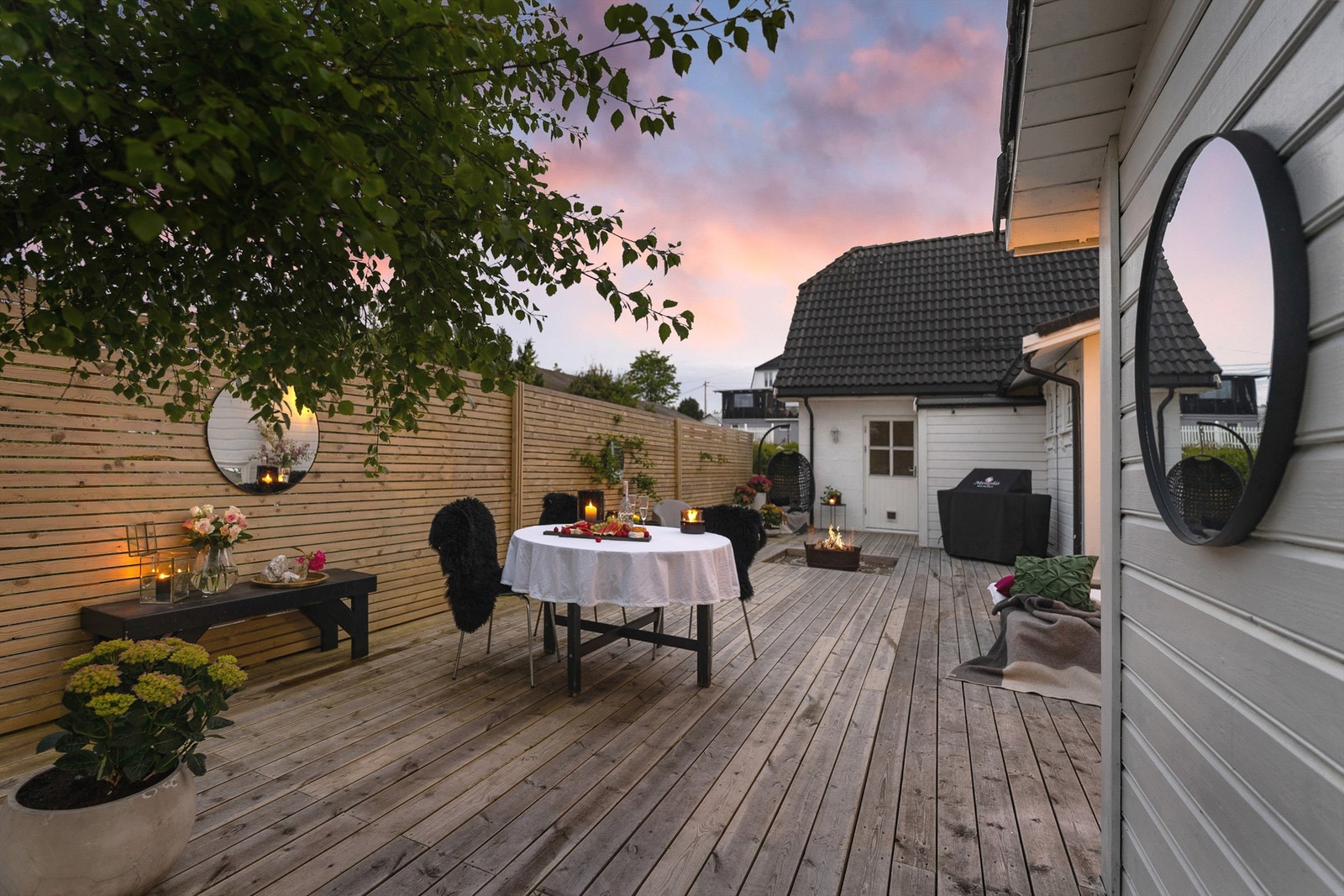 Flott og skjermet terrasse på baksiden av boligen. Galleribilde