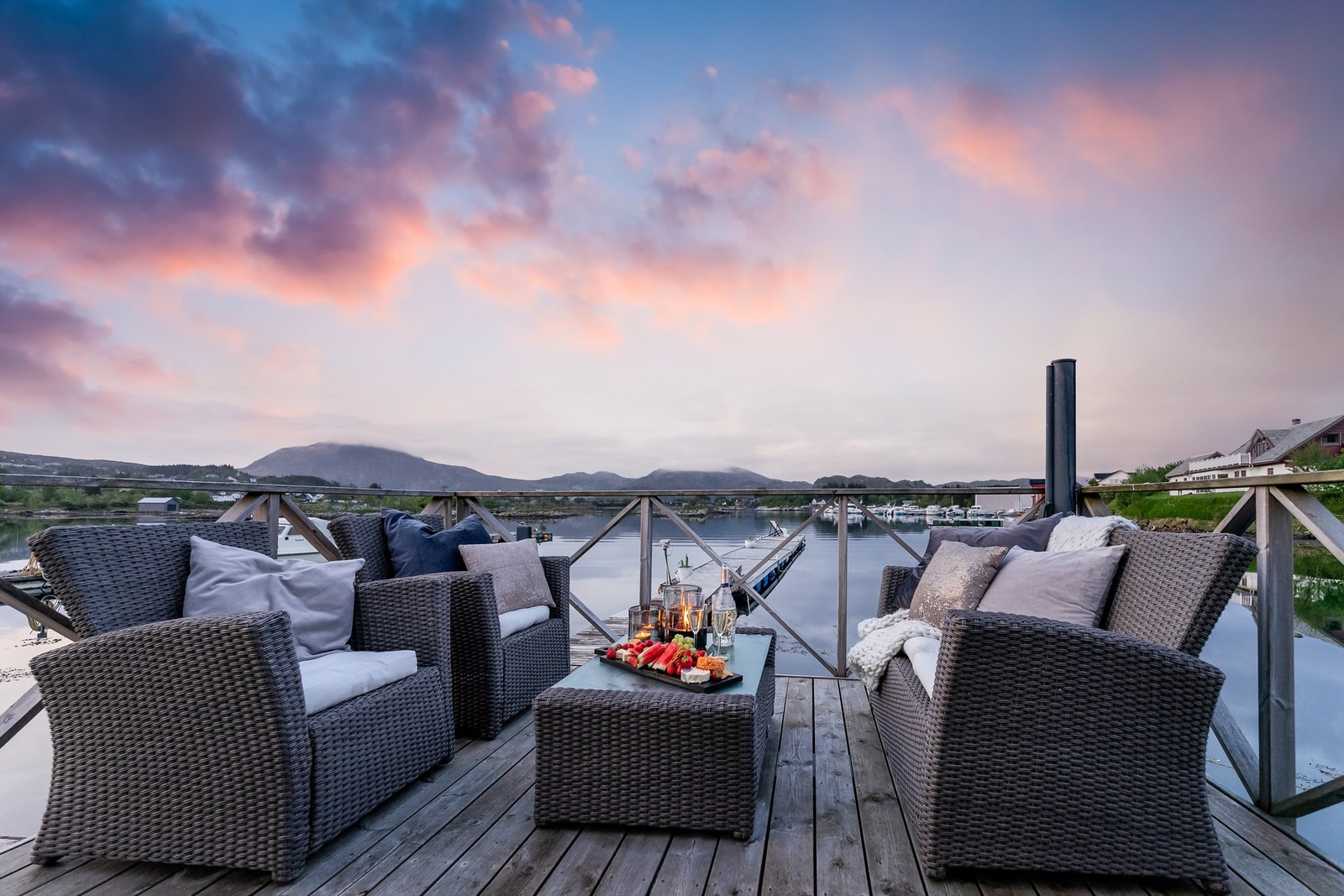 Idyllisk terrasse på sjøhuset. Galleribilde
