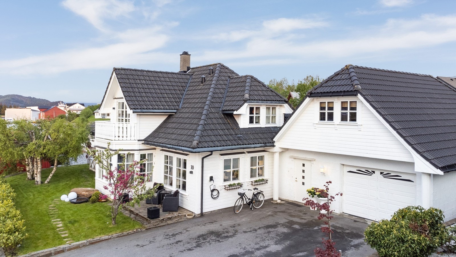 Fra eiendommen er det ca. 5 minutter med bil til sentrum. Kort vei også til skoler og barnehager. Det er ca. 3 minutter gangavstand til butikk. Galleribilde