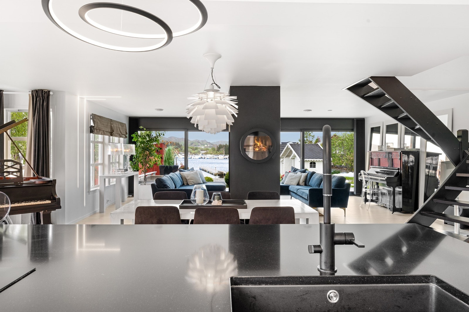Fra kjøkkenet er det nydelig utsikt utover eiendommen og sjøen. Galleribilde