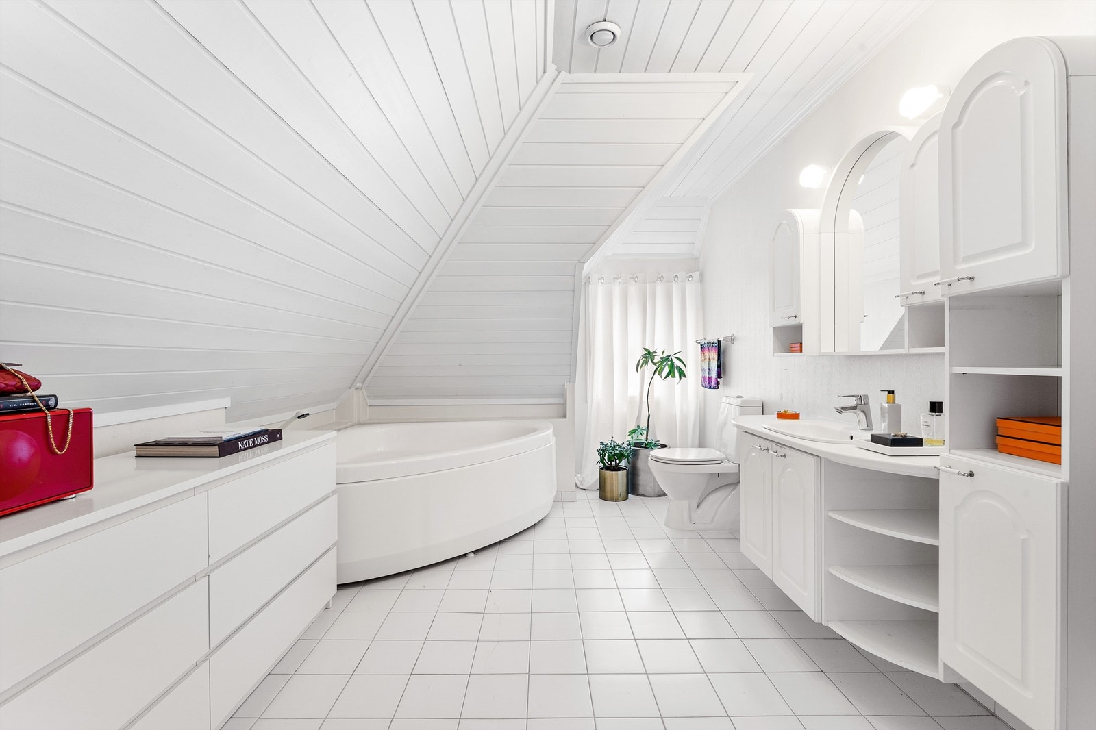 Romslig bad i loftetasjen. Galleribilde
