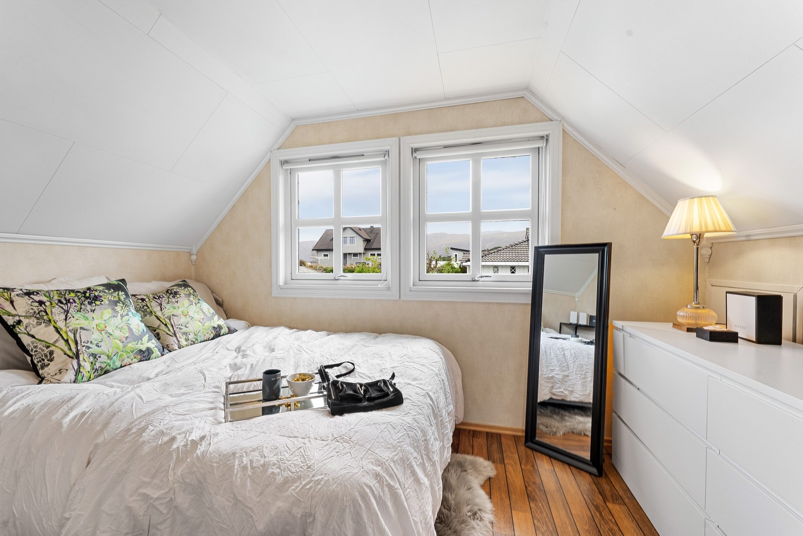 Soverom 2. Alle soverommene i boligen er i loftetasje. Det er to loft i boligen. Galleribilde
