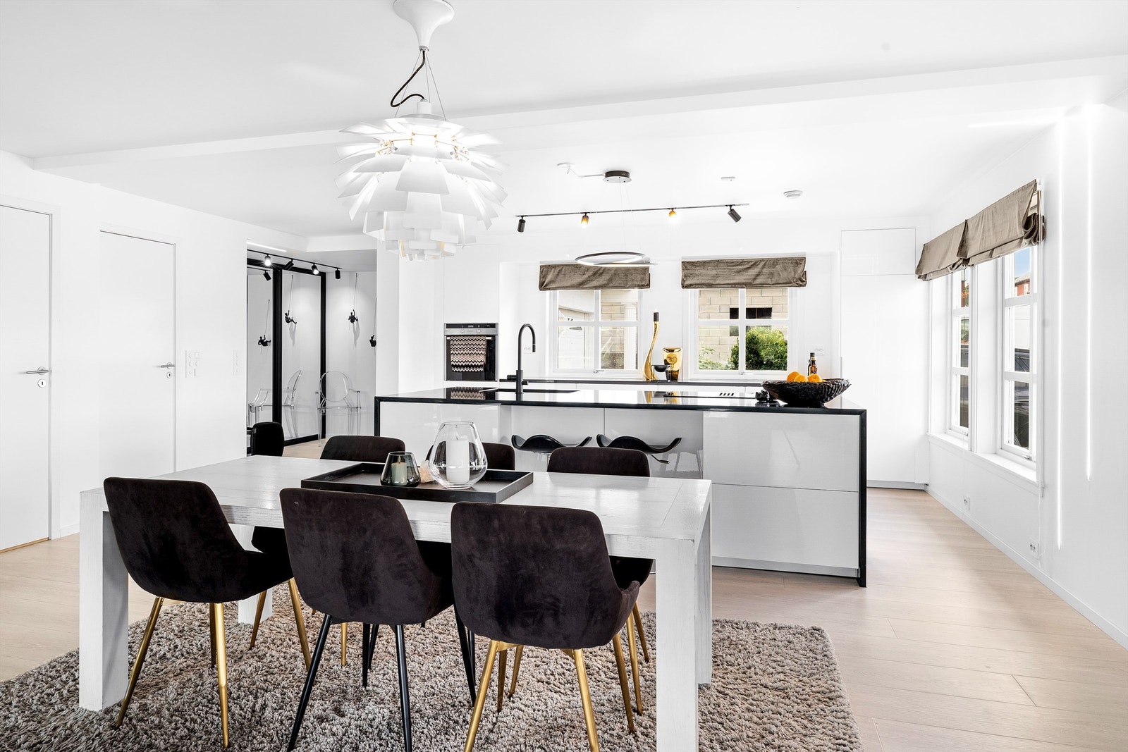 Kjøkkenet har en moderne innredning med benkeplater og waterfall av stein, induksjonstopp med nedfelt ventilator, stor kjøkkenøy og alle hvitevarer er integrerte. Galleribilde