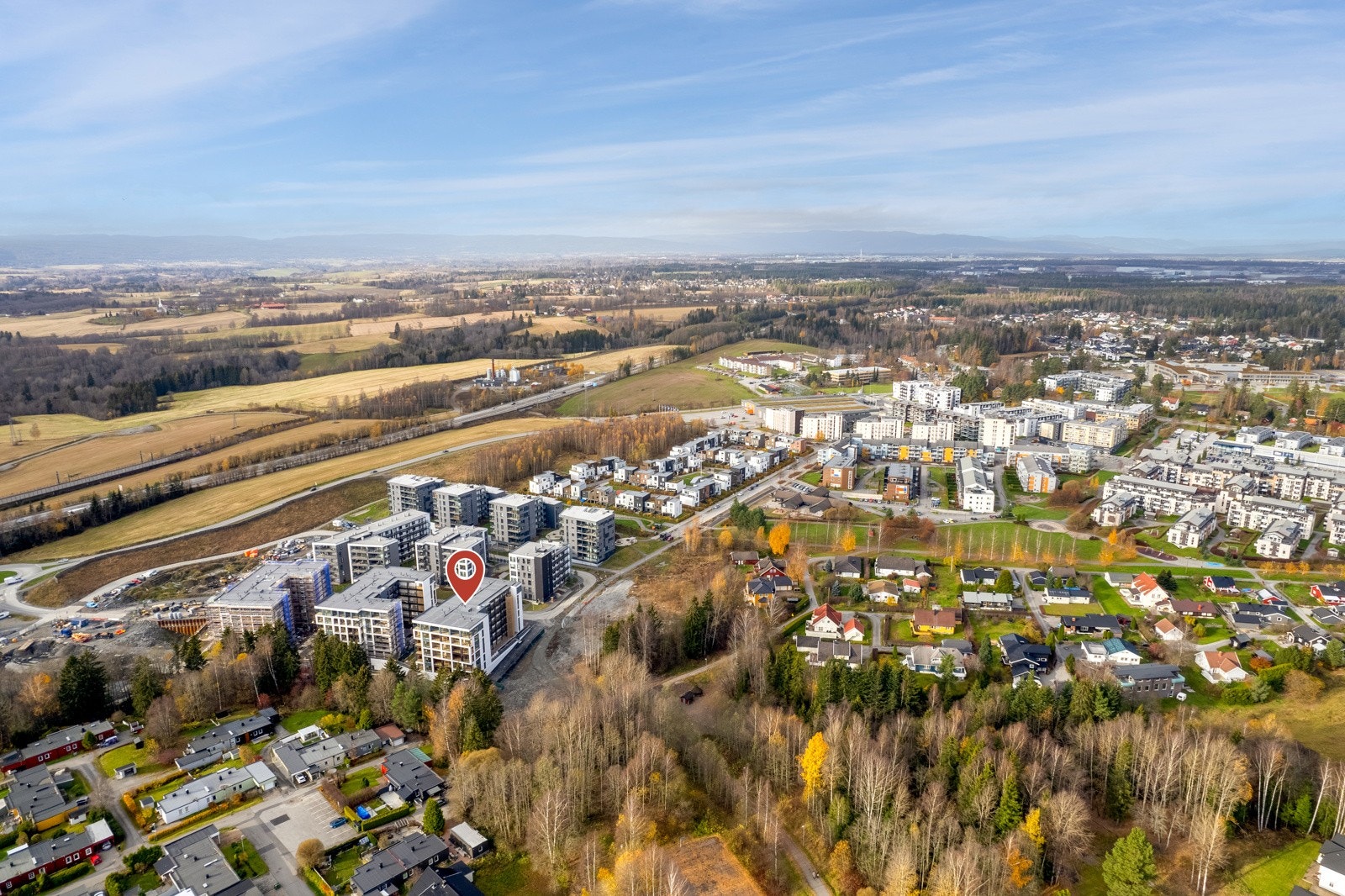 Det er gangavstand til togstasjonen og enkel tilgang til busser med hyppige avganger. Beliggenheten med umiddelbar nærhet til E6, jernbanestasjon og nærhet til Gardermoen er viktige kvaliteter Galleribilde