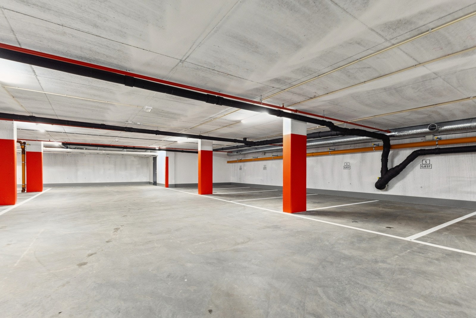 Det er mulighet for kjøp/ leie av garasjeplass i lukket og oppvarmet anlegg. Ta kontakt med megler for mer informasjon. Galleribilde