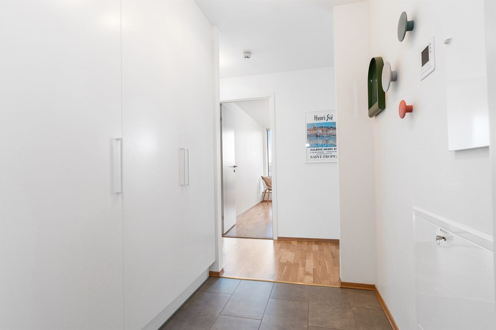 Praktisk entré med innebygde skap, flislagt gulv og adkomst til gangen. Galleribilde