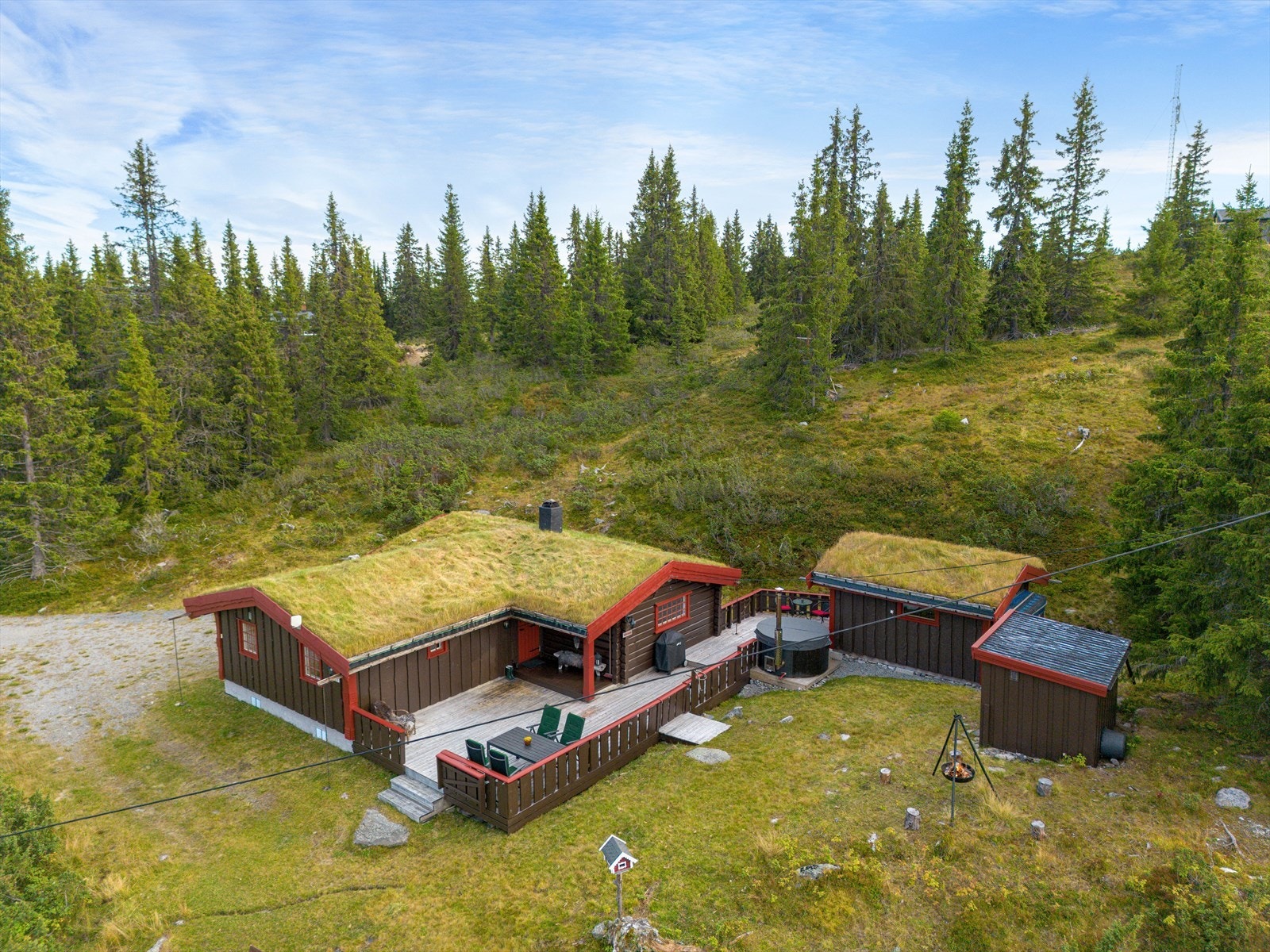 Denne hyggelige eiendommen, "Vingarbu", ligger i naturskjønne omgivelser på Dalen, ca. 935 moh. Galleribilde