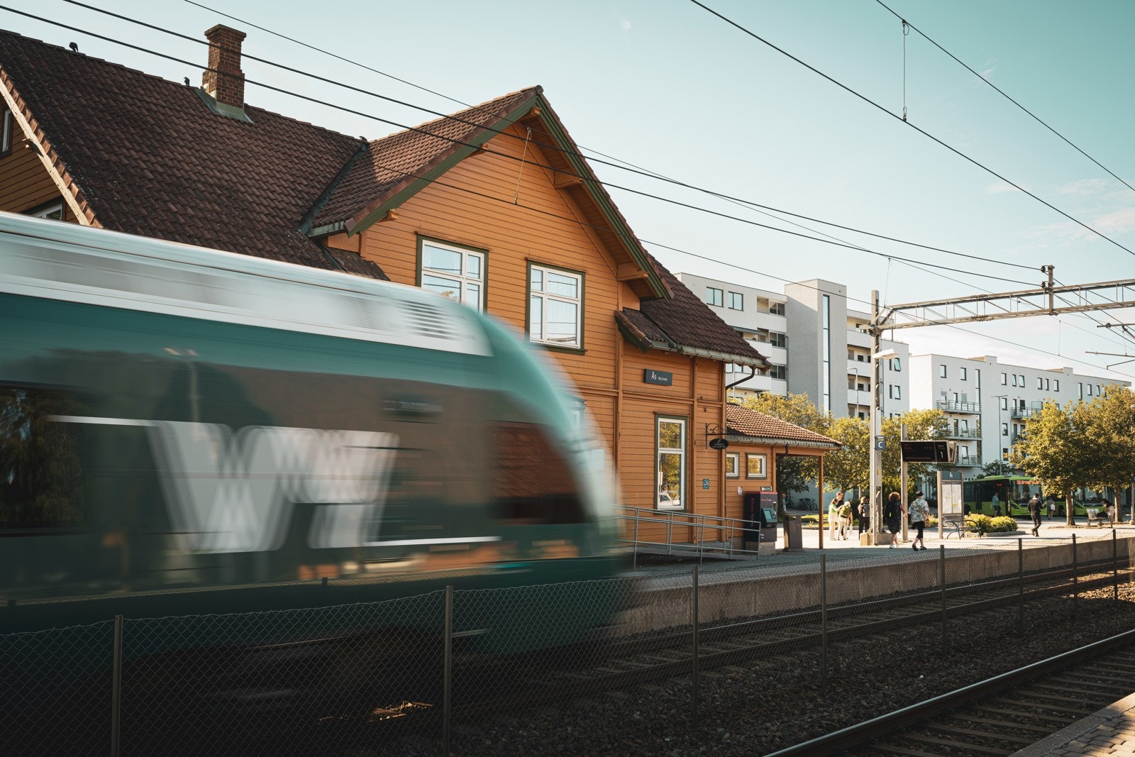 Kun 1,5 km fra Ås sentrum og togstasjonen, med enkel tilgang til både byliv og natur. Galleribilde