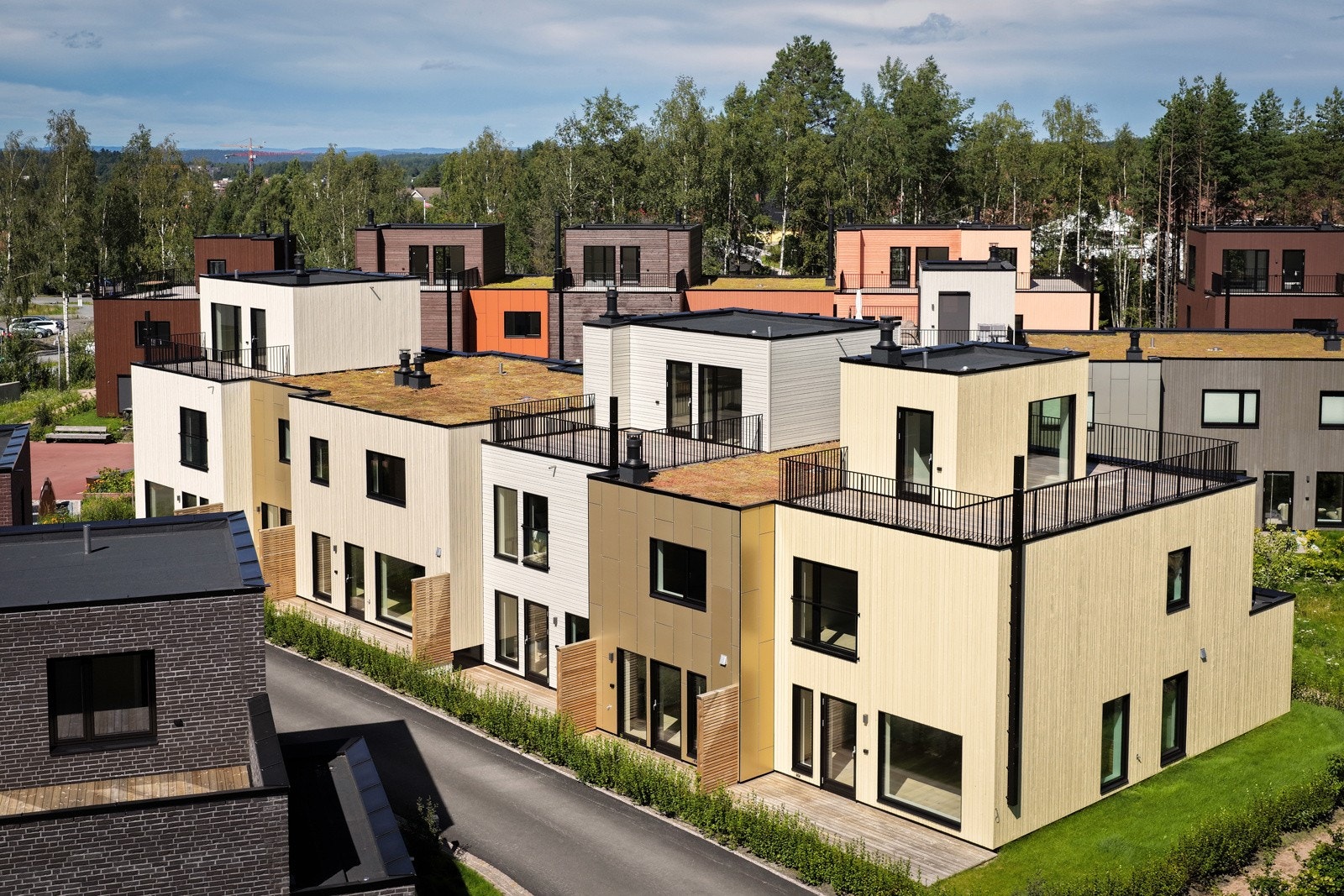 Vi har gleden av å presentere et moderne og innholdsrikt rekkehus over 2 etasjer, ferdigstilt i 2024. (Bilde fra lignende enhet. Plassering og løsning vil avvike.) Galleribilde