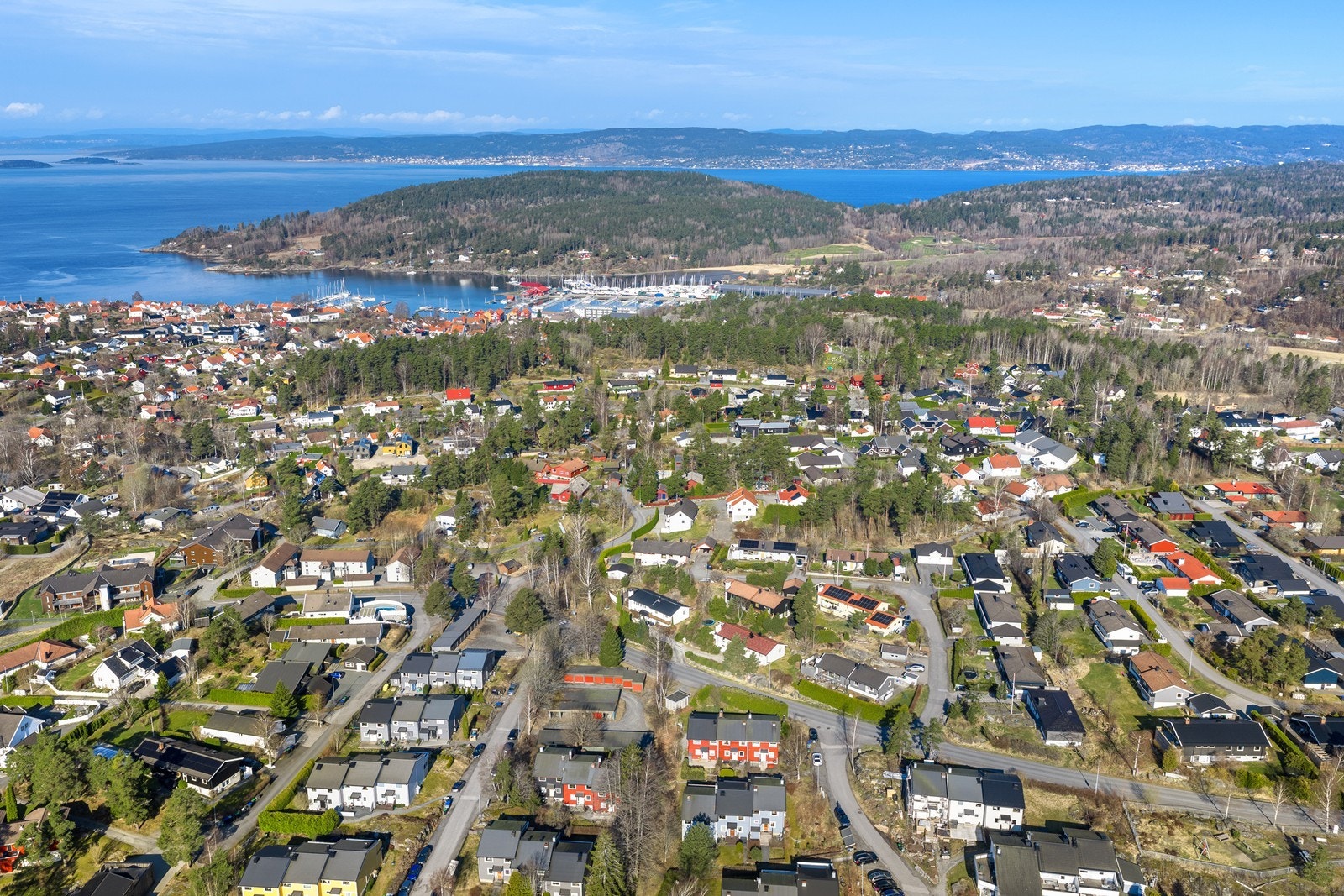 Det er kort gangavstand til både Son skole (7 min) og Grevlingen skole (9 min). Bekkefaret bussholdeplass ligger kun 2 minutter unna, og det er 12 minutter å gå til Kiwi. Galleribilde
