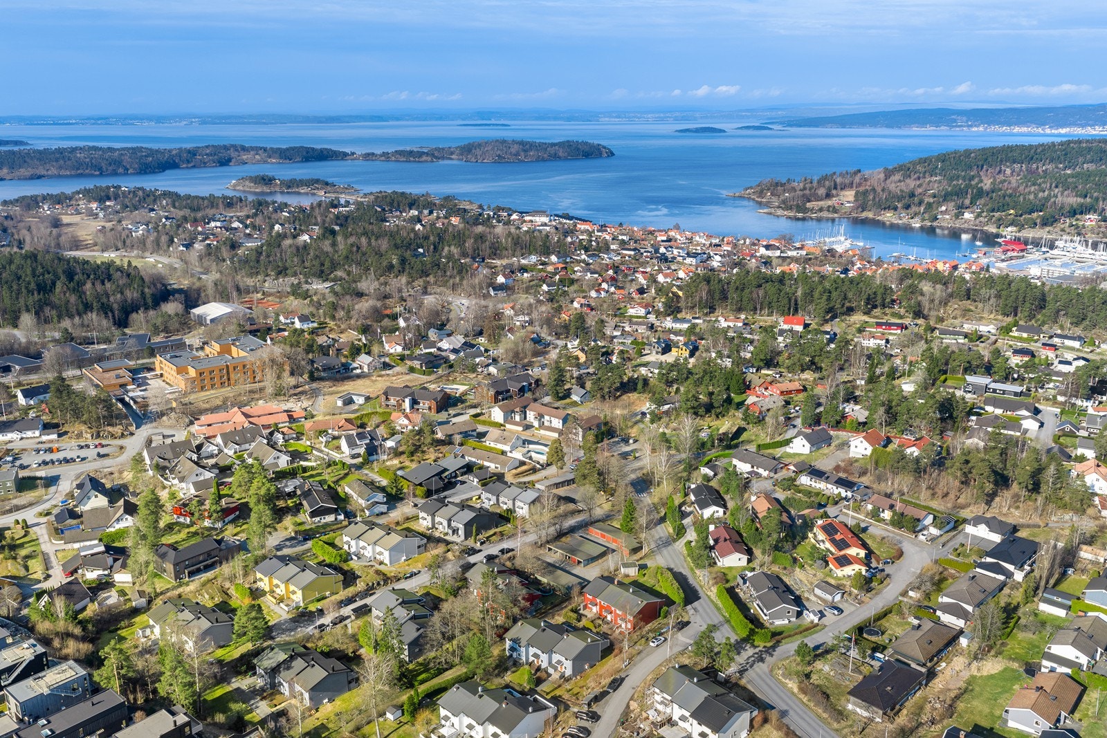 Boligen ligger i et område med umiddelbar nærhet til skog og mark. Galleribilde