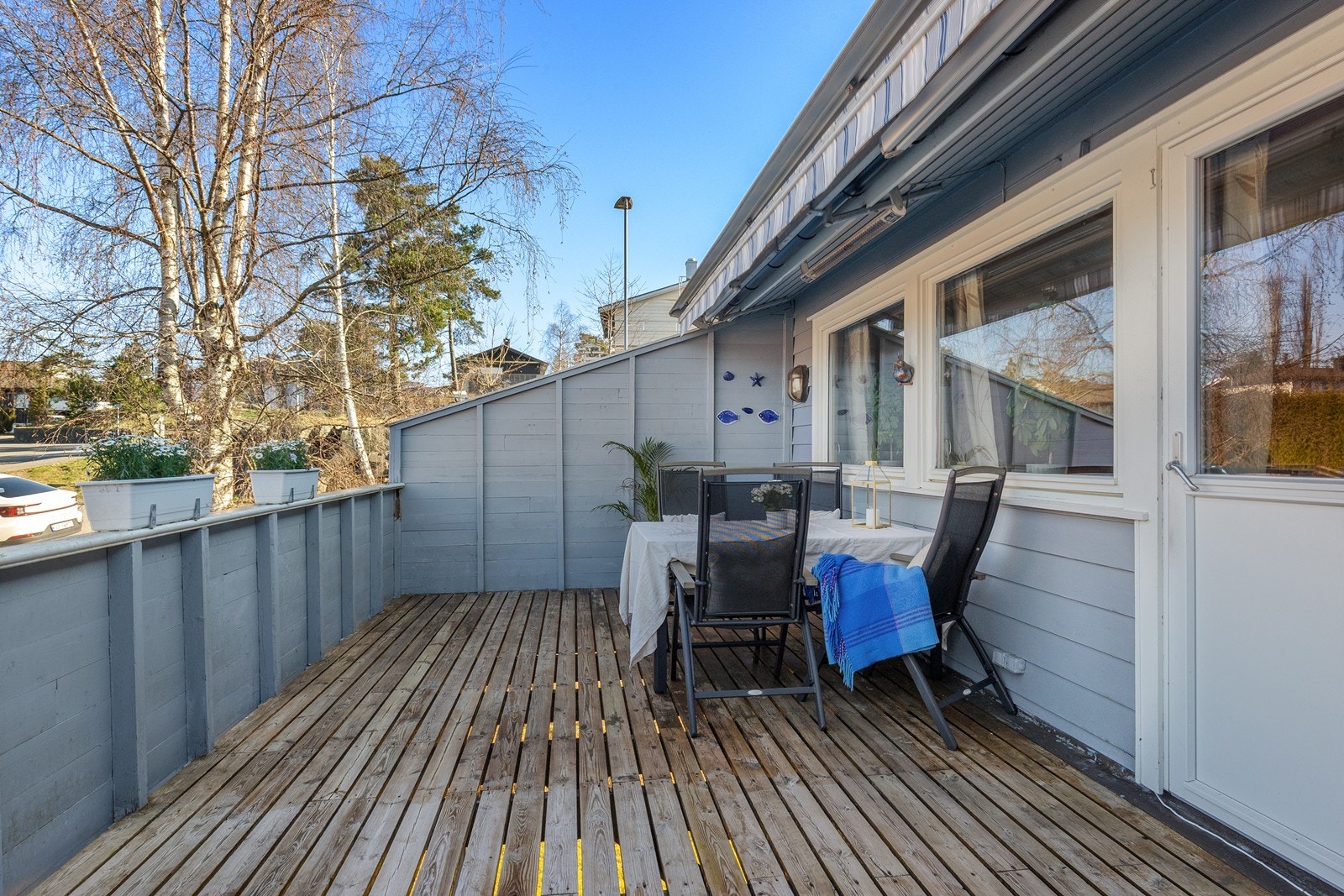 Balkongen har god plass til utemøbler og grill. Galleribilde