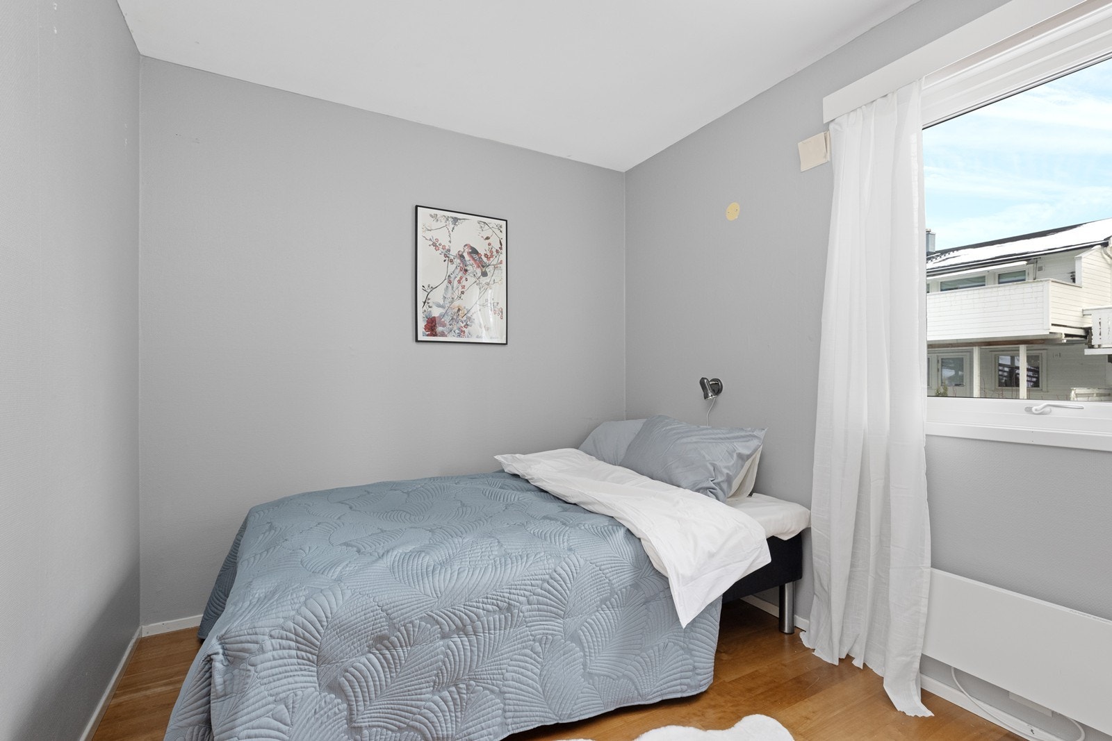 Ett av soverommene har vindu med 3-lags glass fra 2014 for god isolasjon. Galleribilde