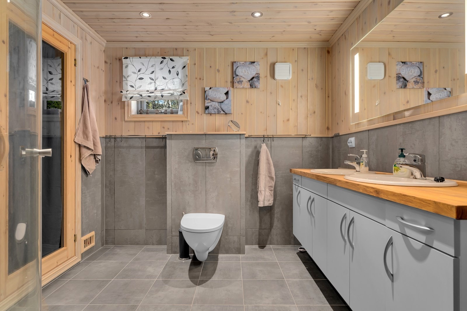 Badet fra 2008 har flislagt gulv med elektriske varmekabler og innredning med to servanter. Galleribilde
