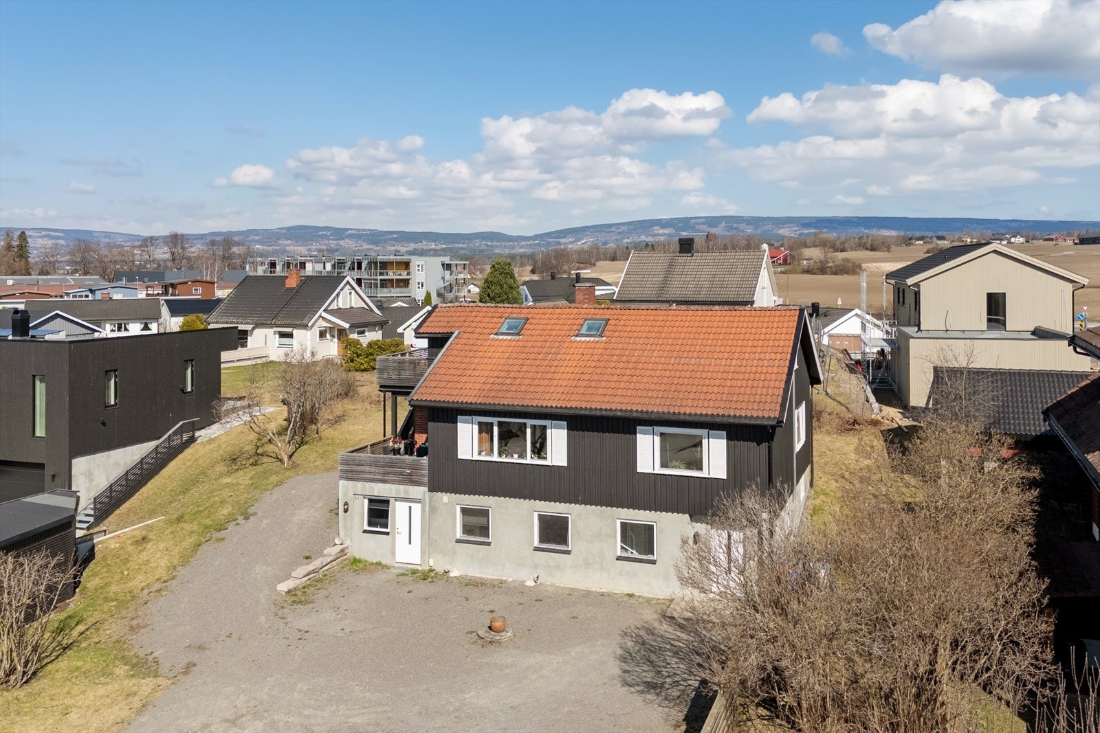 Boligen er oppført i 1954 med oppgraderinger i 2017 - 2019. Galleribilde