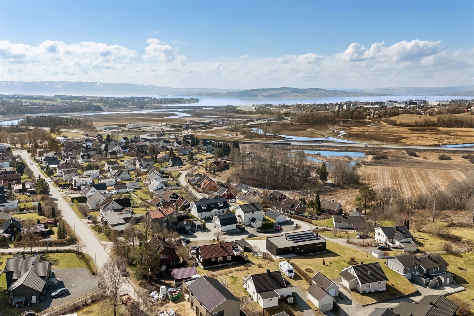 Eiendom med stort potensial på en romslig eiertomt på ca. 845 kvm. Eiendommen ligger i et veletablert og barnevennlig boligområde på Ridabu. Galleribilde
